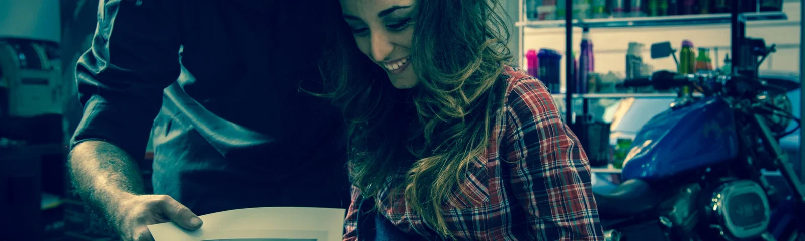 Lavoro barber nel salone Urban Queens